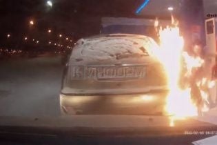 Юзерів вразило відео з росіянкою, яка влаштувала на заправці безглузде "фаєр-шоу"