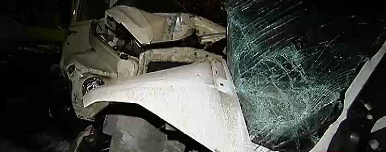 Під Києвом маршрутка вилетіла на зустрічну смугу і врізалася у вантажівку