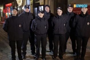 Співоча львівська поліція привітала українців з Різдвом стародавньою колядкою