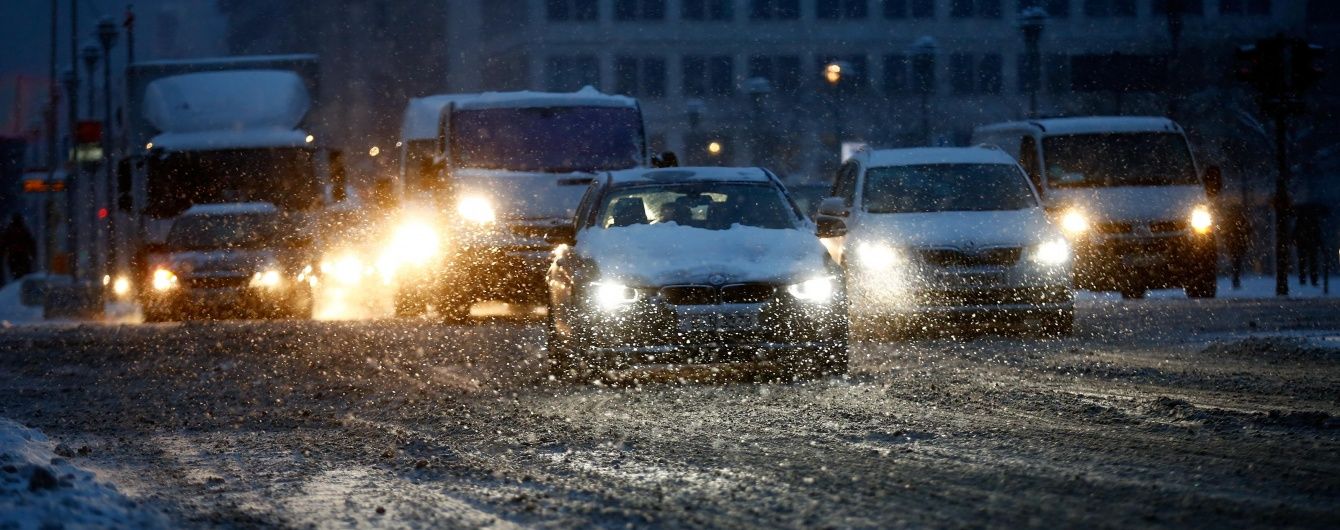 Через негоду рух на дорогах Одещини та Запоріжжя перекрили