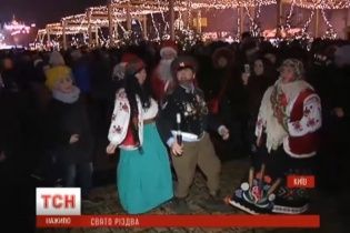 У Києві на Різдво одночасно заколядували кілька тисяч людей