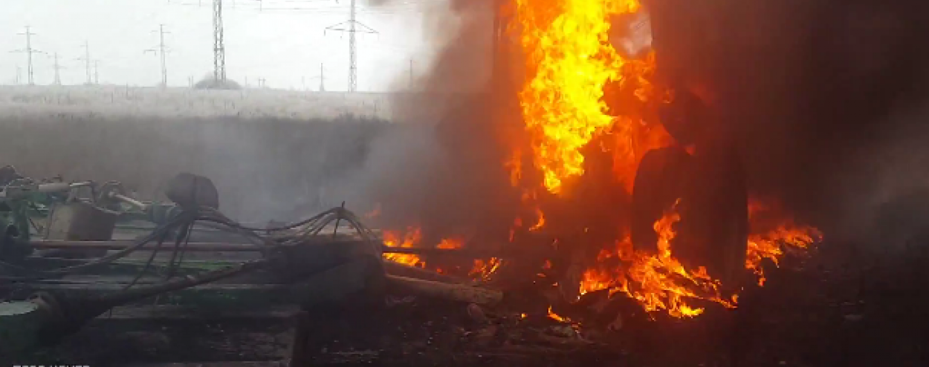 Силовики показали відео палаючої цивільної техніки, що підірвалася на міні на Донеччині