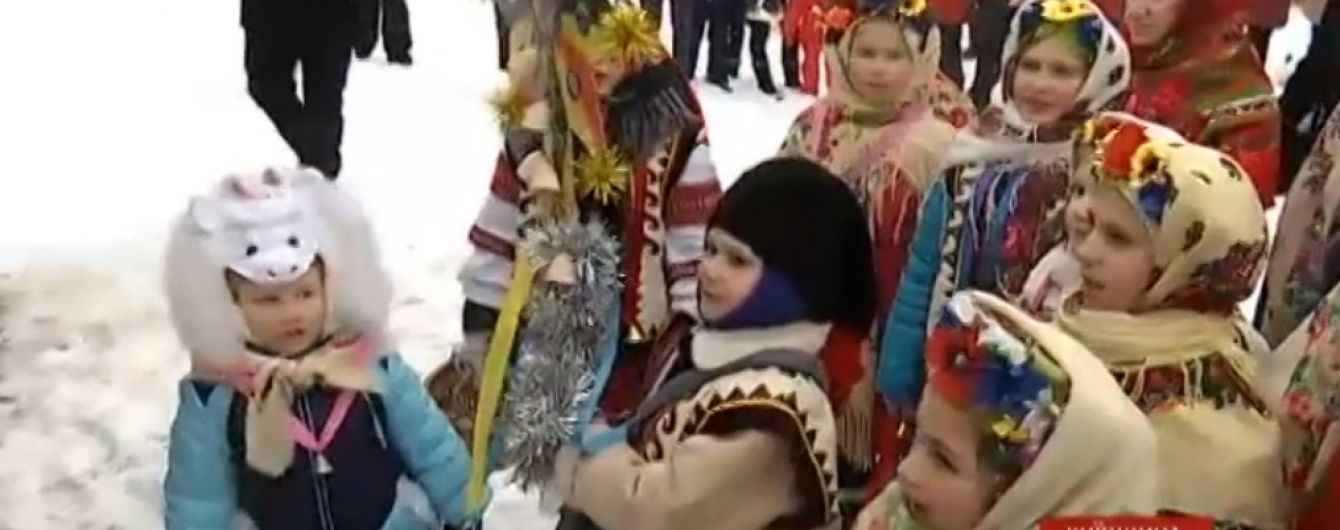 У Пироговому колядники змушували відвідувачів стрибати через кочергу