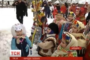 У Пироговому колядники змушували відвідувачів стрибати через кочергу