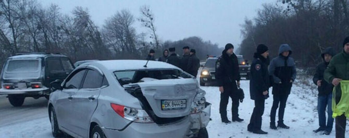 На Рівненщині поліцейський загинув, коли допомагав витягати машини з кювету