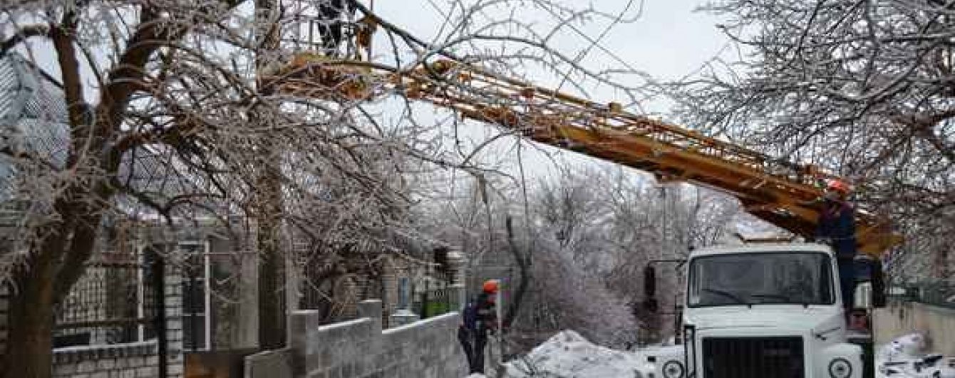 Через негоду в Україні залишаються без світла майже півтори сотні населених пунктів
