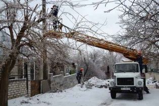 Через негоду в Україні залишаються без світла майже півтори сотні населених пунктів