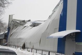 У Полтаві через снігопад та сильний вітер завалився спорткомплекс