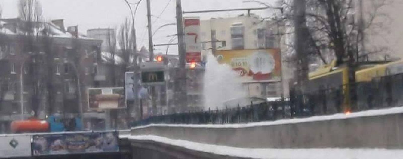 У Києві посеред дороги "вирвався" величезний фонтан води