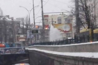 У Києві посеред дороги "вирвався" величезний фонтан води