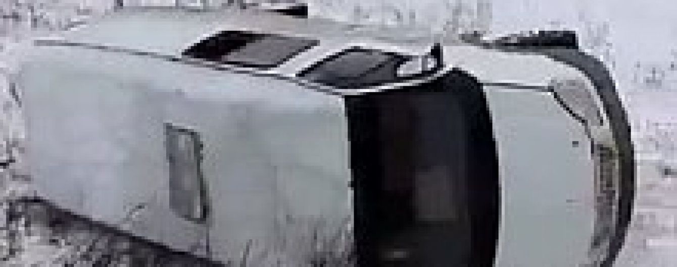 В окупованому Донецьку мікроавтобус із бойовиками перекинувся у кювет