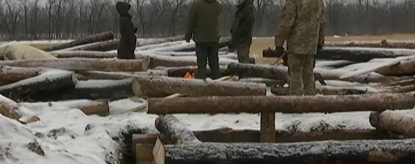 На Луганщині рота бійців замерзає на передовій і відігріває замерзлу зброю