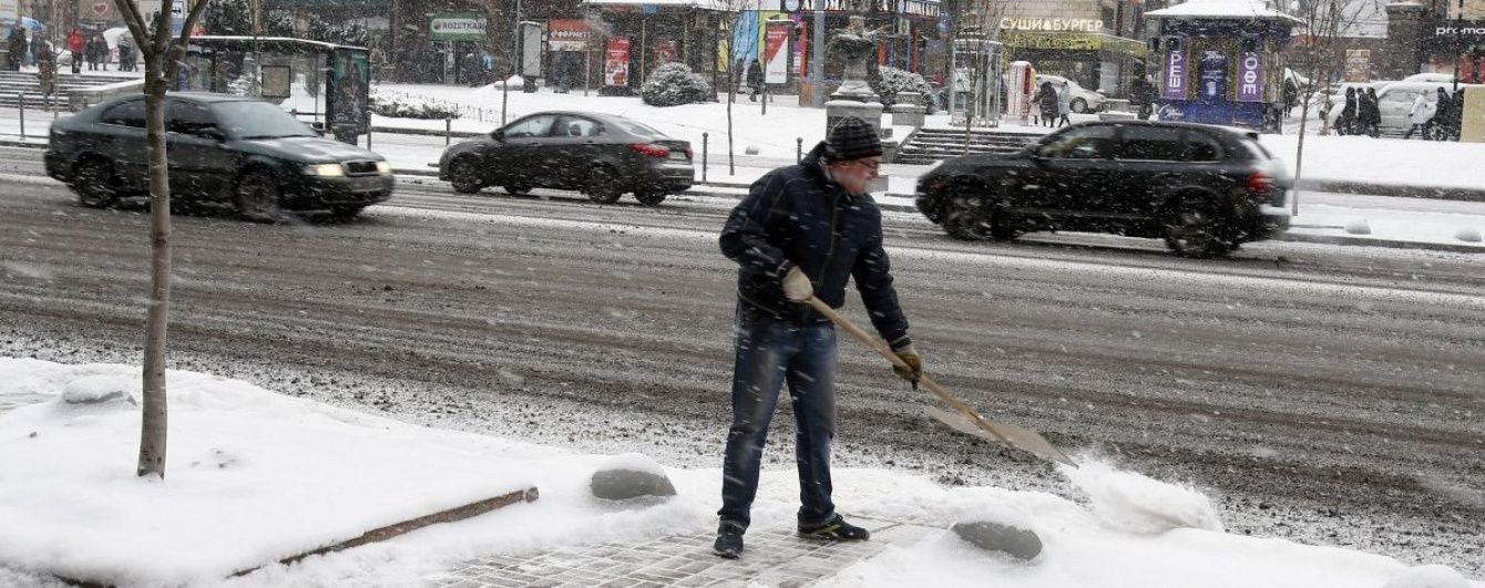 У Києві на п'ять складних ділянок викотили тягачі, аби витягати авто з заметів
