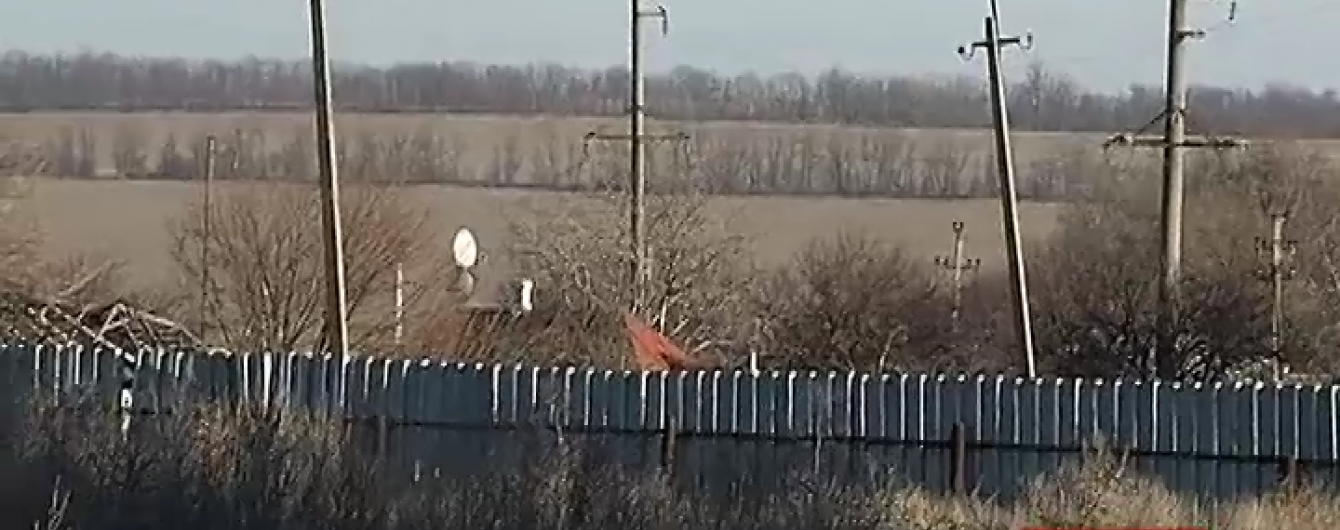 В оккупированном Коминтерново местные жители "с радостью" расселили боевиков и кормят их