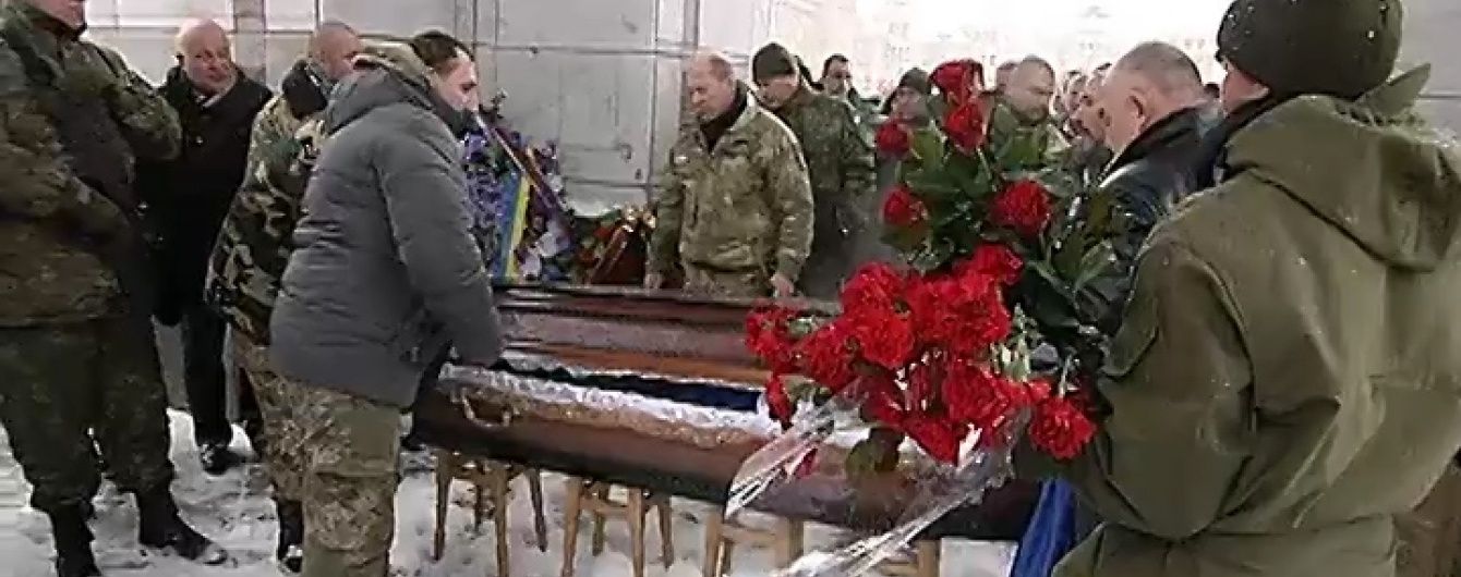 Київ зі сльозами провів в останню путь легендарного воїна "Барні"