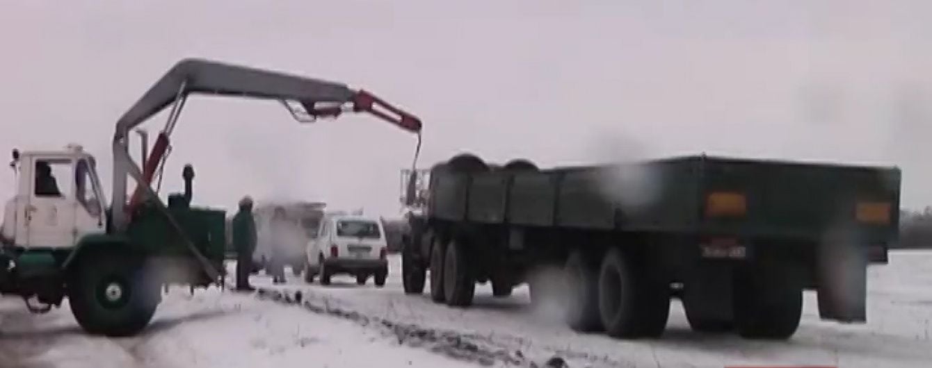 Україна витримує удар стихії: закриті аеропорти та непрохідні дороги