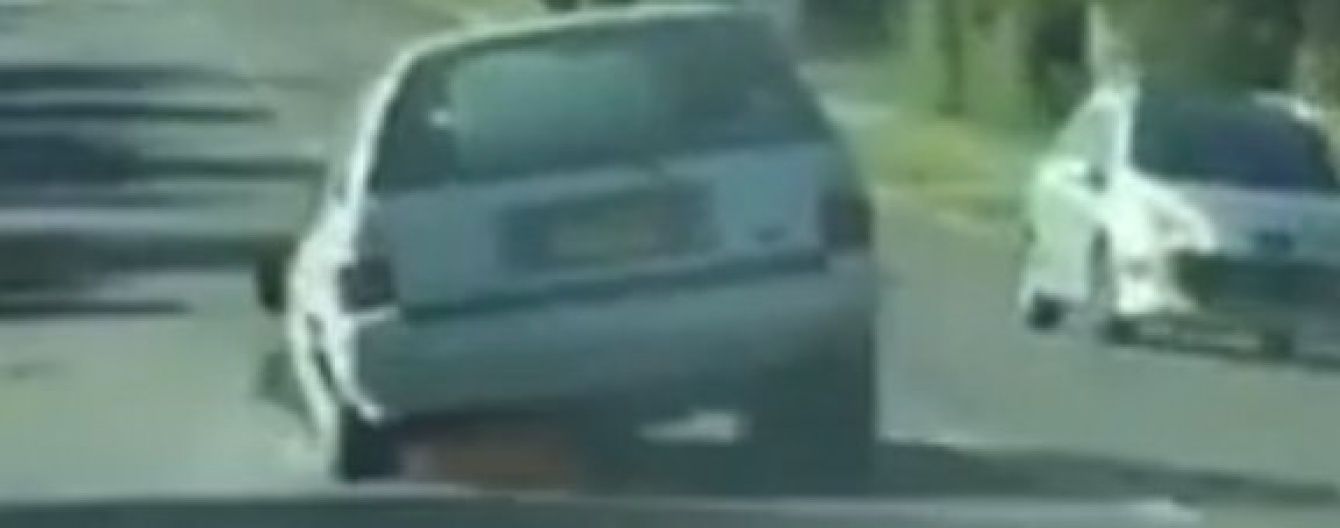 Соцмережі шокувало відео з навіженим водієм, який їхав у "триколісній" автівці