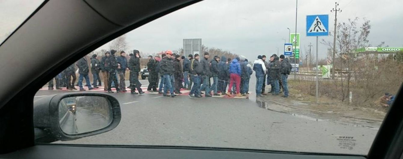 Сотні шахтарів перекрили міжнародну трасу на Львівщині