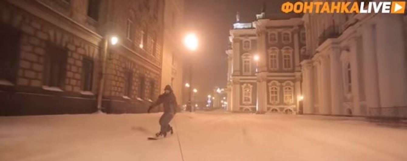 У Пітері через сильний снігопад екстремали каталися містом на сноубордах