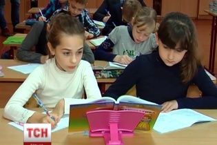 В Україні учні 4 та 7 класів починають друге півріччя без підручників