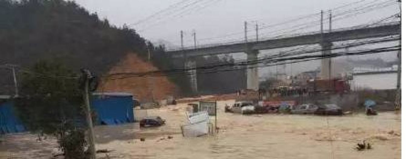 У Китаї ціле село пішло під воду після прориву дамби