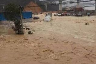 У Китаї ціле село пішло під воду після прориву дамби