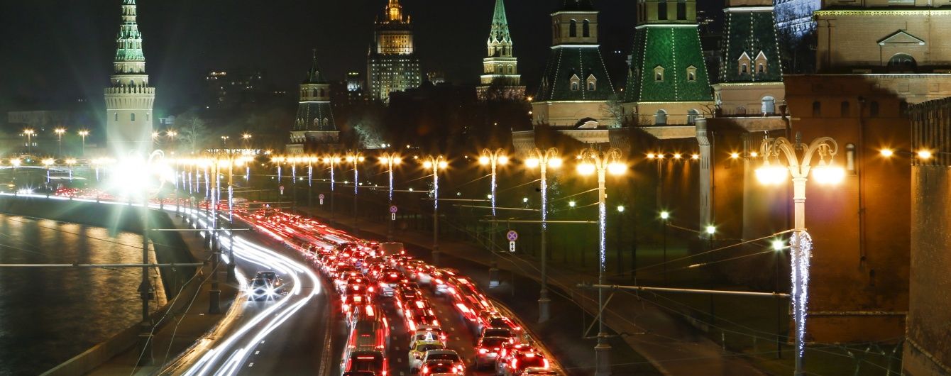 Кремль затягнуло дивною хмарою пару