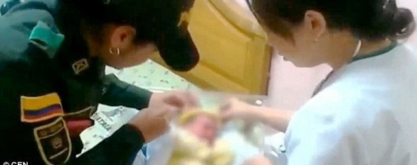 У Колумбії поліцейська врятувала новонароджене дитя, кинуте матір'ю в лісі