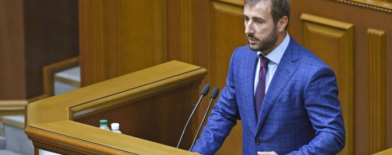 Невідомі кинули дві гирі на авто з нардепом від Радикальної партії