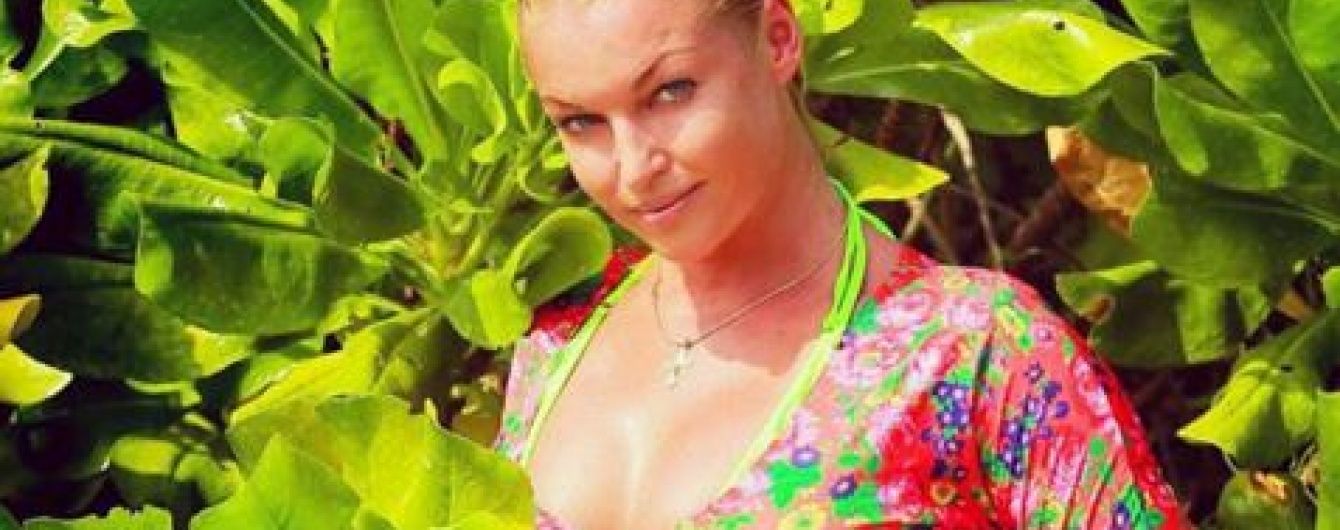 Мінлива Волочкова спантеличила фанів адекватним виглядом у розкішній сукні