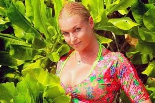 Мінлива Волочкова спантеличила фанів адекватним виглядом у розкішній сукні