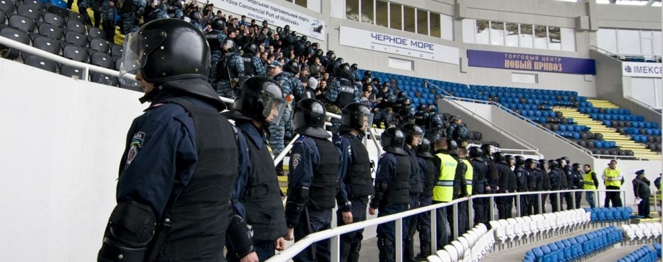 Поліція повернеться на футбольні стадіони