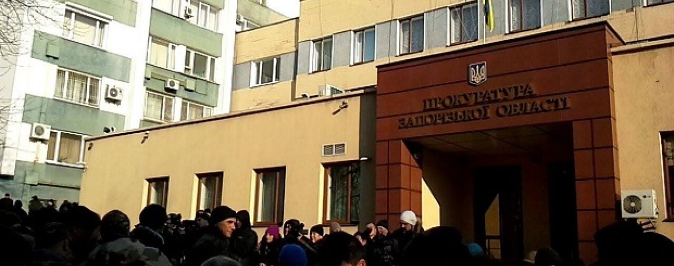 У Запоріжжі активісти закидали прокуратуру яйцями і камінням