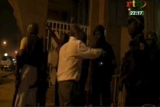 У столиці Буркіна-Фасо із захопленого терористами готелю звільнили три десятки заручників