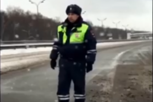 У Росії поліцейський не пропустив "швидку" з немовлям через кортеж