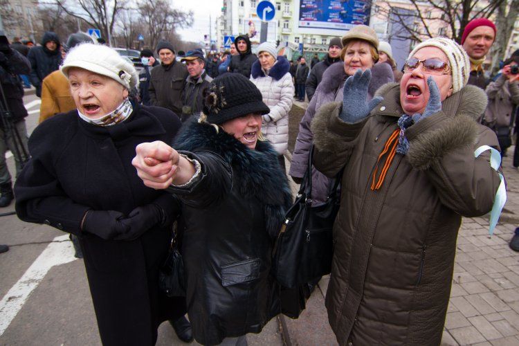 Пенсіонери на мітигу проти Євромайдану у Донецьку, лютий 2014-го
