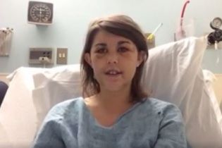 Жертва страшного домашнього насильства вразила сміливим співом з лікарняного ліжка