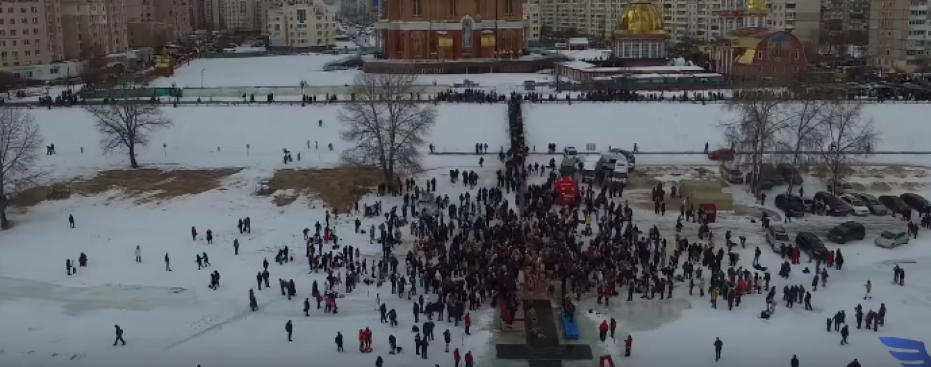 У Мережі з'явилося відео масового пірнання у крижану воду з висоти пташиного польоту