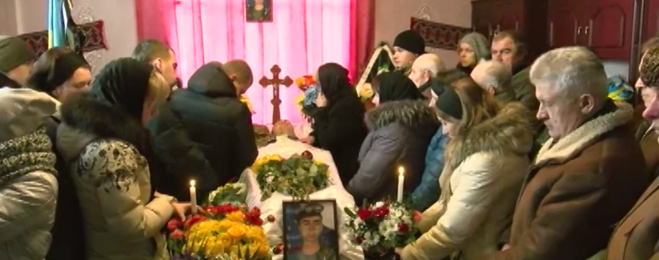 На Прикарпатті поховали військового, якого бойовики вбили на блокпості