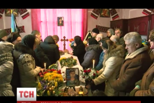На Прикарпатті поховали військового, якого бойовики вбили на блокпості