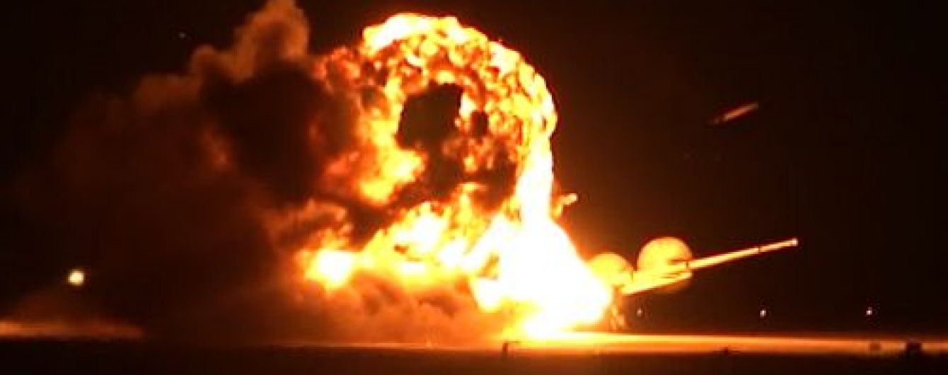 У Мережі з'явилося відео падіння російського бомбардувальника Ту-95 на авіабазі Українка