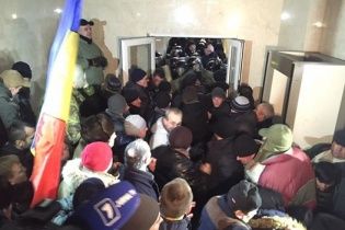Мітингувальники витіснили поліцію із будівлі молдавського парламенту