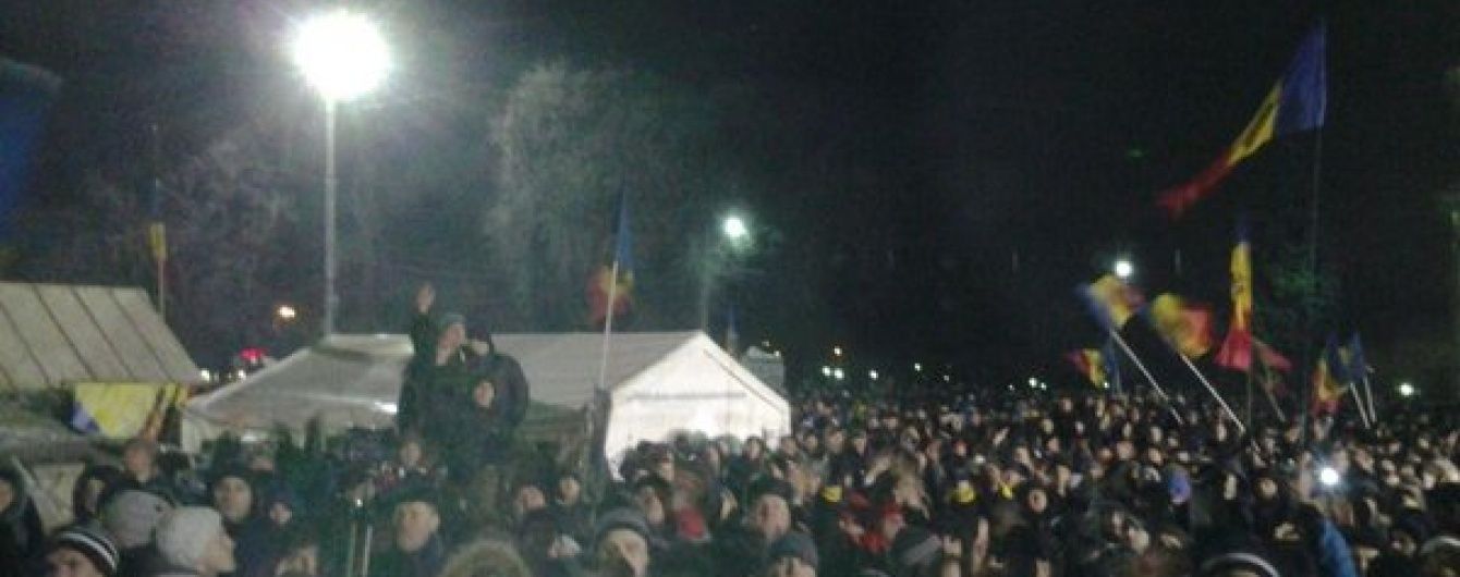 Біля парламенту у Кишиневі зібрався багатотисячний мітинг