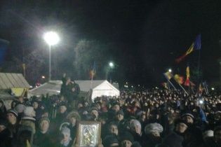 Біля парламенту у Кишиневі зібрався багатотисячний мітинг