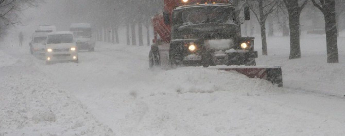 У сніговому полоні на Кіровоградській трасі застрягли 19 автівок