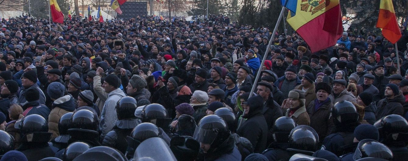 Буремний Кишинів: із парламенту мітингувальників "видавив" спецназ