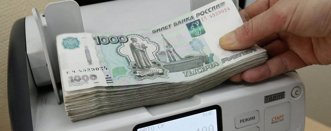 Дешева нафта завдала чергового валютного удару по російському рублю