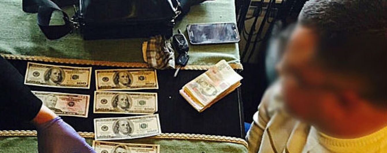 На Закарпатті затримали хірурга, який вимагав від пацієнта 8 тисяч гривень
