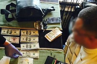 На Закарпатті затримали хірурга, який вимагав від пацієнта 8 тисяч гривень