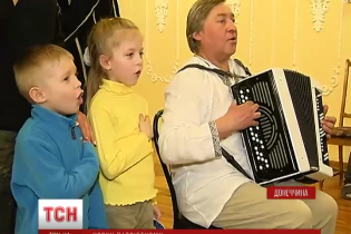 У Маріуполі маленькі діти зі сльозами на очах заспівали Гімн України